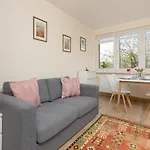 Dickens St By Renters Apartment